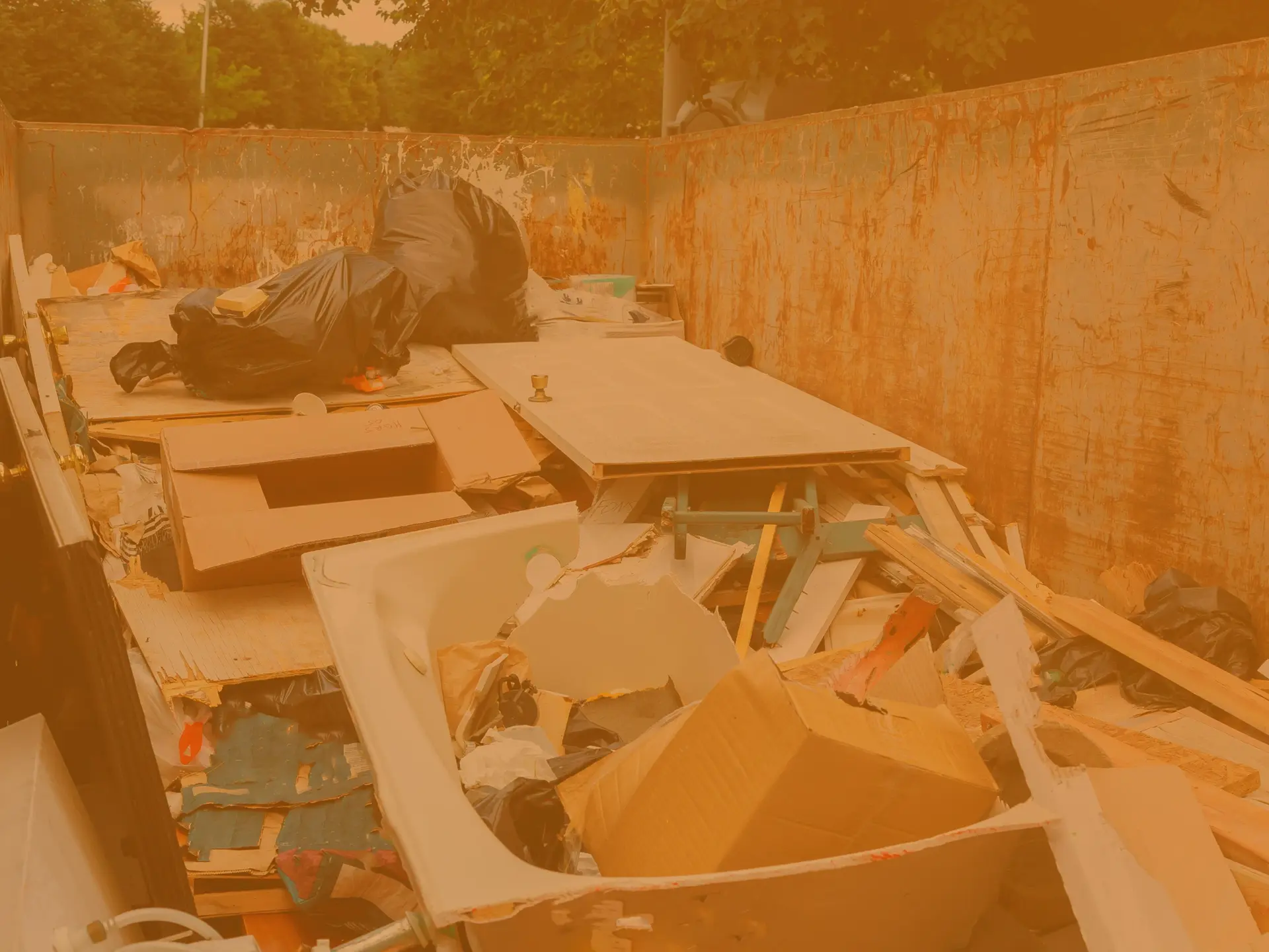 Hawja Räumungs-Container mit Müll